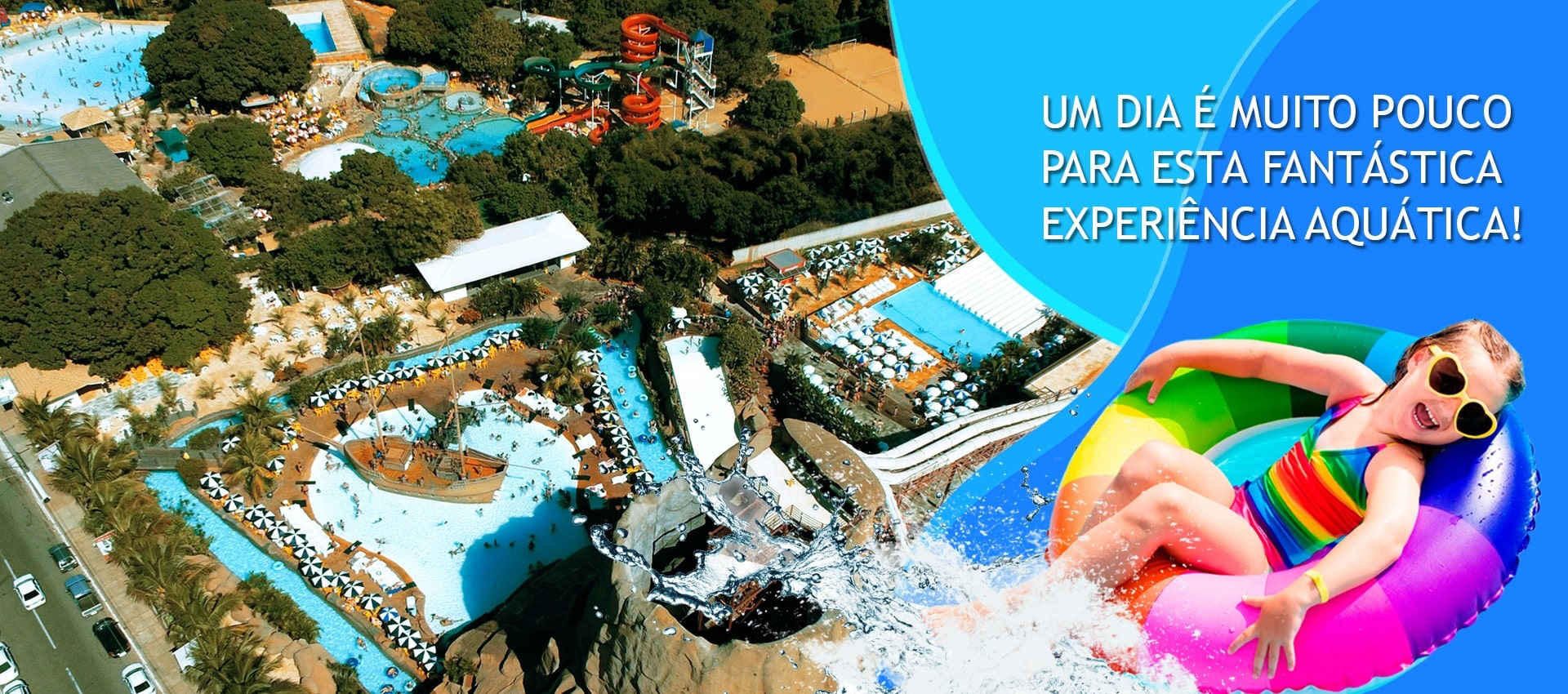 Viso area do diRoma Acqua Park com imagem montada sobreposta ao lado direito com texto 'Um dia  muito pouco para esta fantstica experincia aqutica!' e uma criana em sua boia e roupas coloridas